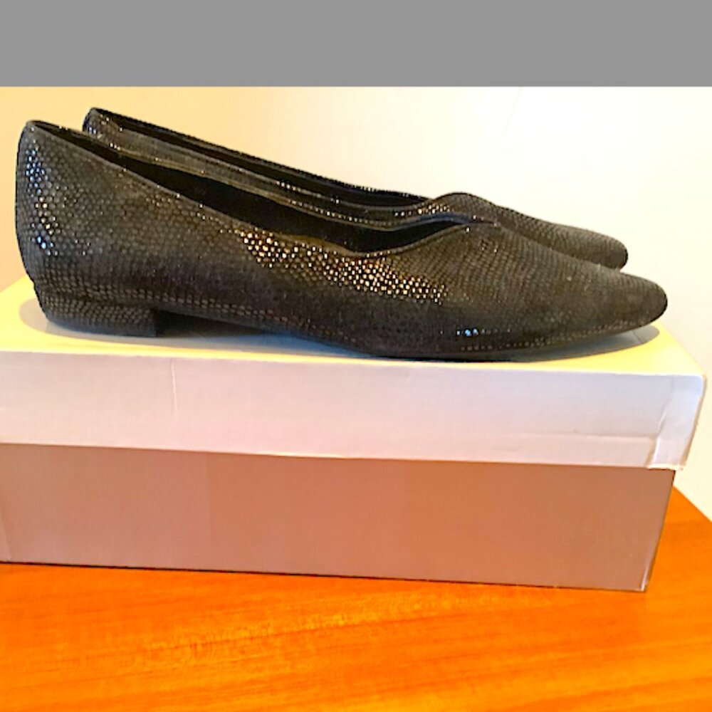 VANELi Women's  black embossed leather low heel pumps, almond toe,  Size 8N